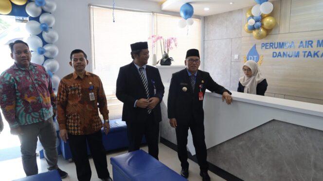 
					Foto: Pj. Bupati Makmur Marbun saat memimpin upacara HUT ke-18 Perumda Air Minum Danum Taka PPU, Jumat, (22/12/2023) pagi. (DOK. Istimewa)