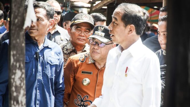 
					Foto: Presiden RI Joko Widodo di dampingi Pj. Bupati PPU kunjungi Pasar Waru. ( DOK. Istimewa)