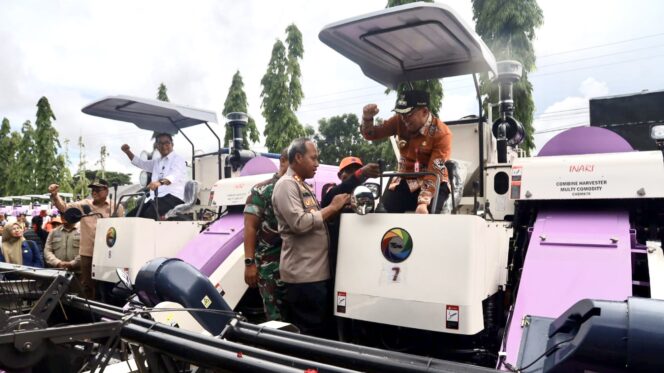 
					Foto: Bantuan ini diserahkan langsung oleh Penjabat (Pj) Gubernur Kaltim, Akmal Malik di dampingi Pj. Bupati PPU, Makmur Marbun yang digelar di Desa Sumber Sari, Kecamatan Babulu, Kabupaten PPU, Kamis, (28/12/2023) siang. (DOK. Istimewa)
