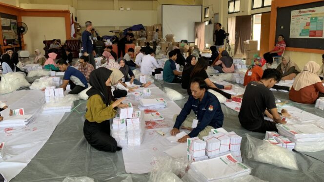 
					Foto: Penyortiran dan Pelopatan Surat Suara Pemilu 2024 di Kantor KPU Kabupaten PPU. (DOK. CahayaBormeo.com)