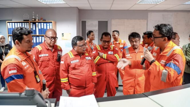 
					Foto: Pemantauan kegiatan lifting ke Wilayah Kerja (WK) Mahakam yang dioperasikan oleh anak perusahaan PHI, PT Pertamina Hulu Mahakam (PHM), di Terminal Senipah, Kutai Kartanegara, Kalimantan Timur (31/12/2023). (DOK. Istimewa)