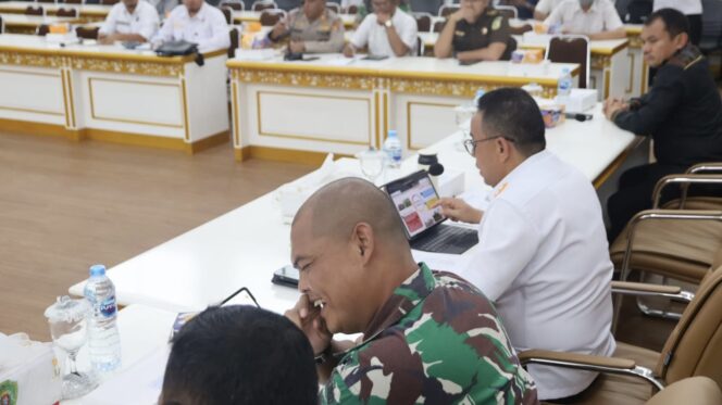 
					Foto: Pj. Penajam Paser Utara (PPU) Bupati Makmur Marbun saat memimpin pertemuan pra sosialisasi Gugus Tugas Reforma Agraria (GTRA) di kantor bupati PPU, Rabu, (3/1/2024). (DOK. Istimewa)