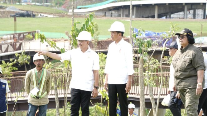 
					Foto: Presiden RI Joko Widodo didampingi Kepala Otorita IKN Bambang Susantono saat mengunjungi Ibu Kota Nusantara di Kecamatan Sepaku. (DOK. Istimewa)