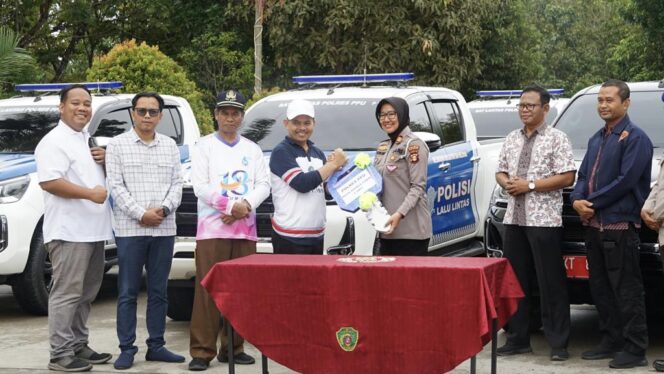 
					Foto: Sekretaris Daerah (Sekda) Kabupaten Penajam Paser Utara (PPU), Tohar menyerahkan secara simbolis kendaraan operasional kepada jajaran kepolisian dan TNI-AL PPU. (DOK. Istimewa)