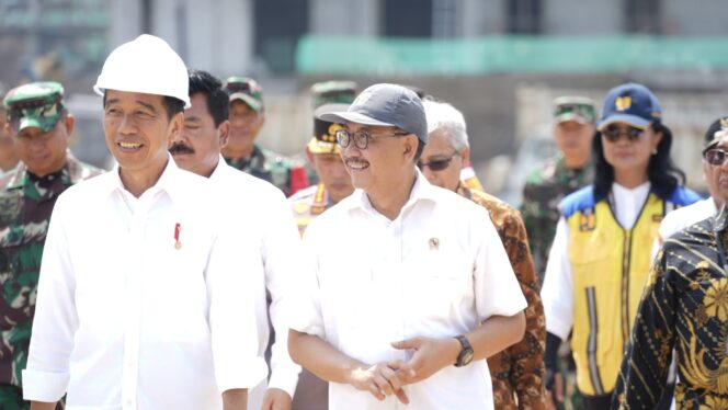 
					Foto: Foto: Presiden RI Joko Widodo didampingi Kepala Otorita IKN Bambang Susantono saat mengunjungi Ibu Kota Nusantara di Kecamatan Sepaku. (DOK. Istimewa)