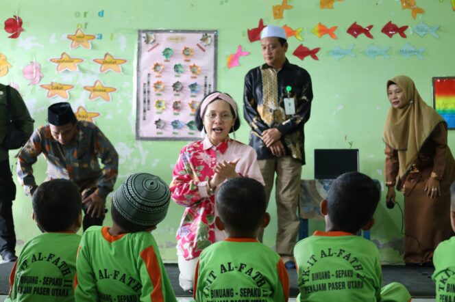 
					Foto: Lusie Susantono (Istri Kepala Otorita IKN) beserta rombongan alumni Fakultas Hukum Universitas Indonesia (Tolere - FHUI'1982), BGR Logistik Indonesia, Yayasan Pendidikan Al-Fath mendapat bantuan pendidikan berupa buku serta beberapa penunjang pendidikan lain. (DOK. Istimewa)
