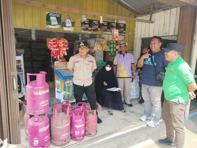 
					Foto: Pj. Bupati PPU, Makmur Marbun melakukan inspeksi mendadak (sidak) ke sejumlah agen dan pangkalan LPG di wilayah itu, Minggu, (7/1/2024) pagi. (DOK. Istimewa)