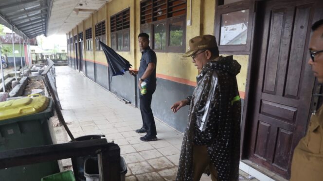 
					Foto: Penjabat (Pj) Bupati Penajam Paser Utara PPU, Makmur Marbun kecewa saat melakukan peninjauan salah satu Sekolah Dasar SDN 006 Babulu. (DOK. Istimewa)