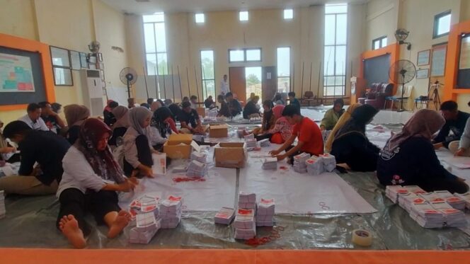 
					Foto: Suasana pelipatan dan penyortiran surat suara pemilu 2024 di Kantor KPU Kabupaten Penajam Paser Utara (PPU). (DOK. Istimewa)