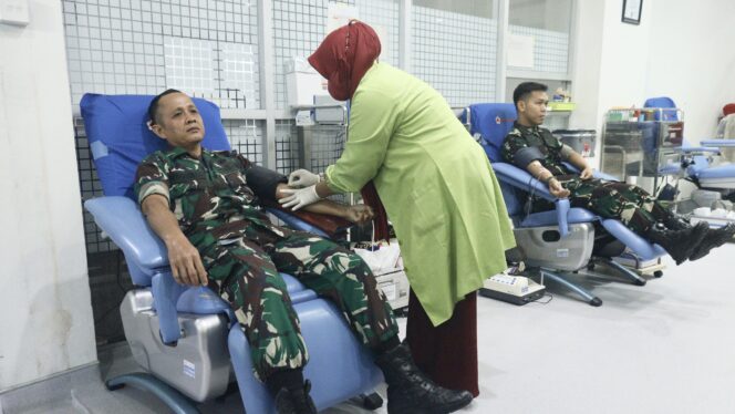 
					Foto: Penerangan Kodam VI/Mulawarman melaksanakan kegiatan kemanusiaan yakni donor darah di Markas Palang Merah Indonesia Kota Balikpapan, Kamis (11/01/2024). (DOK. Istimewa)