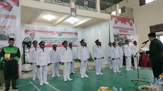 
					Foto: Sebanyak 14 Kepala Desa (kades) hasil pemilihan kepala desa (pilkades) serentak resmi dilantik oleh Penjabat (Pj) Bupati Penajam Paser Utara (PPU) Makmur Marbun di Kantor Desa Gunung Mulia, Kecamatan Babulu, Kabupaten PPU, Kamis (11/1/2024). (DOK. Istimewa)