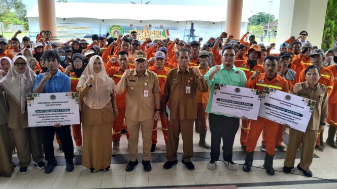 
					Foto: Kementerian Lingkungan Hidup dan Kehutanan (KLHK) melalui Direktorat Jenderal (Dirjen) Pengelolaan Sampah, Limbah dan Bahan-Bahan Berbahaya ( PSLB3) turut memberikan dukungan nyata kepada Pemerintah Kabupaten Penajam Paser Utara (PPU). (DOK. Istimewa)