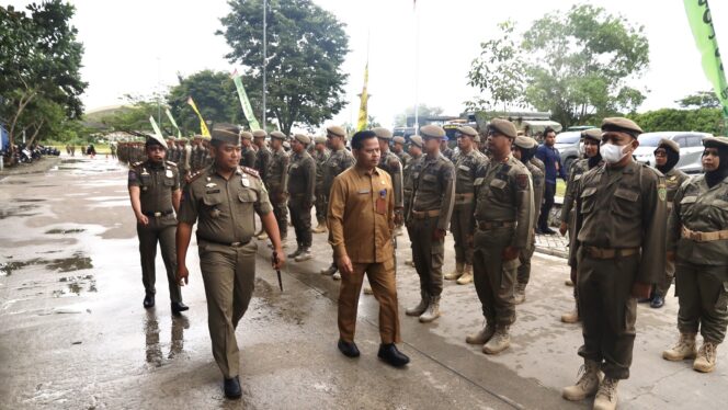 
					Foto: Sekretaris Daerah (Sekda) Kabupaten Penajam Paser Utara (PPU), Tohar pimpin Apel di lingkungan Satuan Polisi Pamong Praja (Satpol PP) Kabupaten PPU, Senin, (15/1/2024). (DOK. Istimewa)