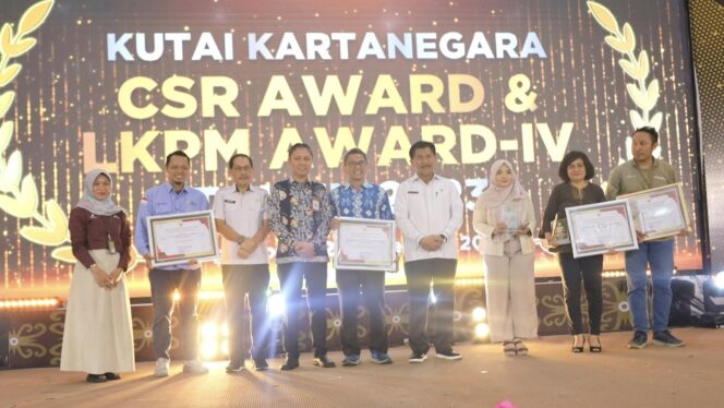 
					Foto: PT Pertamina Hulu Mahakam (PHM) menerima penghargaan Pemerintah Kabupaten Kutai Kartanegara (Kukar) dalam Ajang Kukar CSR Award 2023 Apresiasi Gold untuk kategori Biosphere melalui program Konservasi Pesut Mahakam (Komik Pesut). (DOK. Istimewa)
