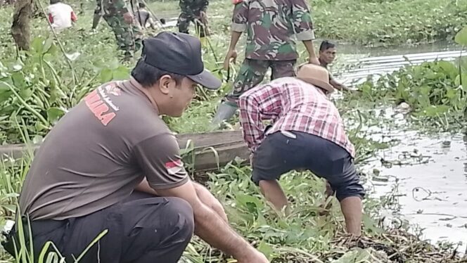 
					Foto: Kodam VI/Mulawarman dalam hal ini Kodim 1006/Banjar bantu warga sekitar. (DOK. Istimewa)