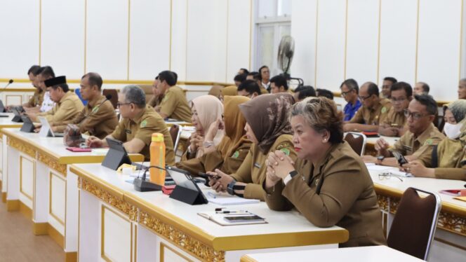 
					Foto: Pj Bupati Penajam Paser Utara (PPU), Makmur Marbun, memberikan instruksi atau mengutus kepada para Asisten serta beberapa kepala dinas di lingkungan Pemerintah Kabupaten PPU untuk melakukan inpeksi mendadak. (DOK. Istimewa)