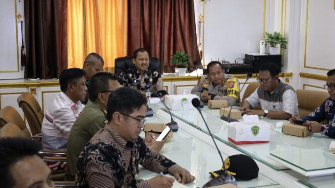 
					Foto: Sekretaris Daerah (Sekda) PPU, Tohar usai rapat bersama Direktur Perumda AMDT PPU, Abdul Rasyid beserta jajaran di ruang rapat Sekda PPU. (DOK. Istimewa)