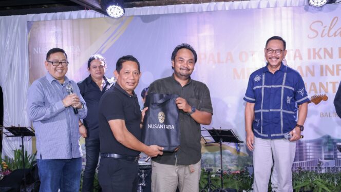 
					Foto: Jurnalis TVRI Kaltim Syahruddin saat menerima bingkisan dari Deputi Bidang Sosial Budaya dan Pengembangan Masyarakat Otorita IKN Alimuddin dalam acara temu media beberapa hari lalu. (DOK. Istimewa)