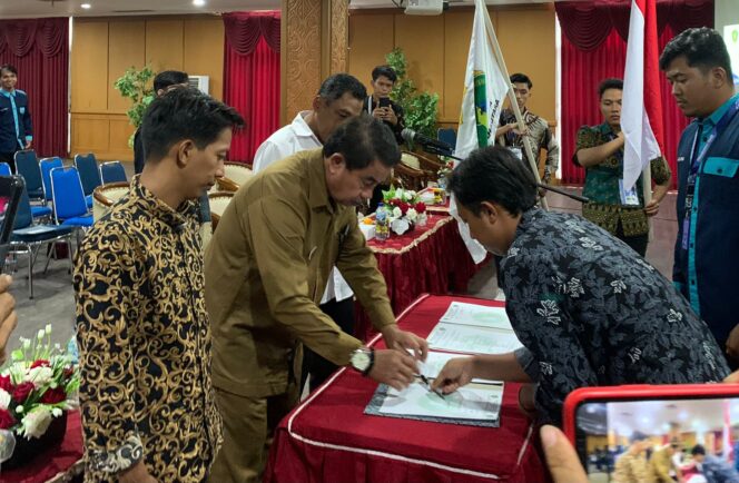 
					Foto: Pengurus Forum Komonikasi Mahasiswa (FKMK) Kabupaten Penajam Paser Utara (PPU) Periode 2023-2024 resmi dilantik oleh Kepala Dinas Pendidikan dan Olahraga (Disdikpora) Kabupaten PPU Alimuddin, Senin (22/1/2024). (CahayaBorneo.com)
