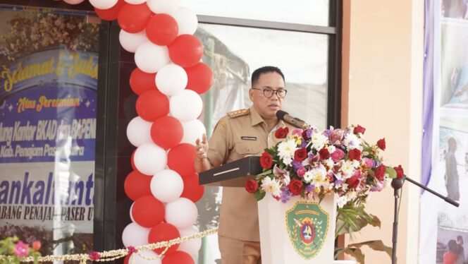 
					Foto: Penjabat (Pj) Bupati Kabupaten Penajam Paser Utara (PPU) Makmur Marbun, secara langsung meresmikan gedung baru Badan Keuangan dan Aset Daerah (BKAD) serta Badan Pendapatan Daerah (BAPENDA) Kabupaten PPU. (DOK. istimewa)