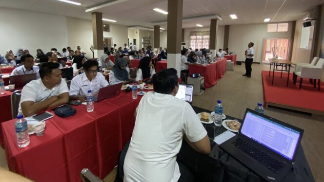 
					Foto: Diskominfo PPU diminta untuk melaksanakan sosialisasi mengenai implementasi  e-office di lingkungan Dinas Pekerjaan Umum dan Penataan Ruang (PUPR) Kabupaten PPU. Kegiatan ini berlangsung di aula Hotel Grand Nusa Kawasan Islamic Center Penajam, Rabu (24/01/2024).