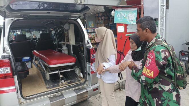 
					Foto: Serda Azmiadi Bintara Pembina Desa (Babinsa) Kelurahan sungai Dama kecamatan Samarinda Ilir sedang mengantarkan Srianti menuju rumah sakit. (DOK. Istimewa)
