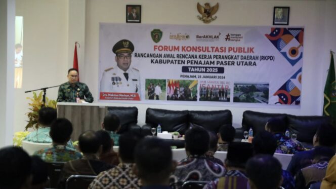
					Foto: Pj Bupati PPU, Makmur Marbun saat membuka forum konsultasi publik RKPD kabupaten PPU Tahun 2025 yang digelar di Hotel Nusa Penajam, Kilometer 08 Nipah-nipah, Kamis, (25/1/2024). (DOK. Istimewa)