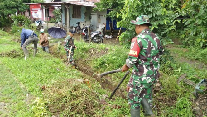 
					Foto: Dalam rangka melestarikan budaya gotong royong, Danramil 1002-04/Batang Alai Selatan Kodim 1002/HST Kodam VI/Mlw, Kapten Inf Moh. Alip Suroso, mengajak masyarakat melaksanakan pembersihan di Desa Birayang Surapati dan Pasar Birayang. (27/01). (DOK. Istimewa)