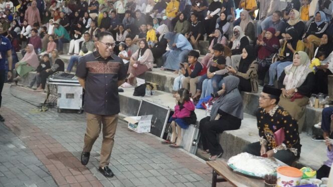 
					Foto: Pj. Bupati PPU Makmur Marbun sedang menyapa masyarakat yang hadir pada acara Pekan Seni dan UMKM di Halaman Pemkab PPU. (DOK. Istimewa)