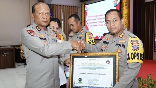 
					Foto: Kapolres PPU, AKBP Supriyanto S.I.K., M.Si terima penghargaan predikat kepatuhan penyelenggaraan pelayanan publik dengan kualitas tertinggi yang diberikan langsung oleh Kapolda Kalimantan Timur Irjen Pol Drs.Nanang Avianto M.Si. (DOK. Istimewa)