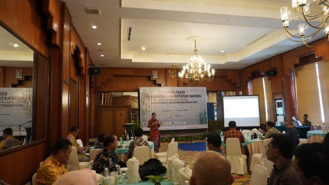 
					Foto: Otorita Ibu Kota Nusantara (IKN) melaksanakan sosialisasi pemanfaatan potensi tanaman bambu kepada warga di sekitar IKN. (DOK. Istimewa)