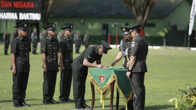 
					Foto: Upacara Penutupan Program Studi Pendidikan Pertama Bintara Tentara Nasional Indonesia (TNI) Angkatan Darat (AD) tahun 2023 dilaksanakan di Lapangan Kejuruan Rindam VI/Mulawarman, Kota Banjarbaru. (DOK. Istimewa)