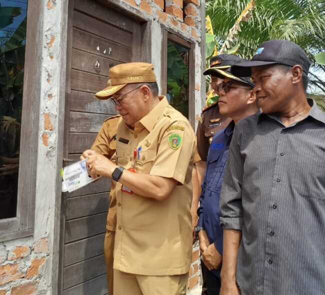 Pj Bupati PPU Pasang Stiker di Rumah Warga Pekerja Rentan Penerima BPJS Ketenagakerjaan