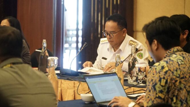 
					Foto: Pj. Bupati PPU, Makmur Marbun saat menghadiri rapat pembahasan progres dan permasalahan pengadaan lahan oleh Bank tanah untuk pembangunan fasilitas sisi udara dan darat bandara VVIP serta pembangunan Dermaga logistik IKN. (DOK. Istimewa)