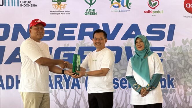 
					Foto: Pemerintah Daerah (Pemda) Penajam Paser Utara (PPU) melalui Dinasi Lingkungan Hidup (DLH) PPU melaksanakan aksi tanam pohon, penyerahan bibit Mangrove serta aksi bersih-bersih pantai bersama pelajar di kawasan pantai Nipah-Nipah, Kecamatan Penajam, Kabupaten PPU. (DOK. Istimewa)