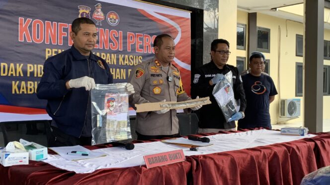 
					Foto: konferensi pers Polres Penajam Paser Utara terhadap kasus pembunuhan di Kecamatan Babulu. (DOK. CahayaBorneo.com)