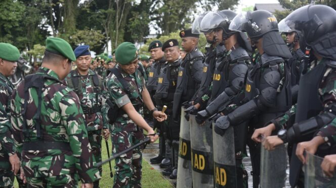 
					Fot: Pangdam VI/Mulawarman Pimpin Apel Gelar Pasukan Kesiapan Pengamanan Pemilu 2024. (DOK. Istimewa)