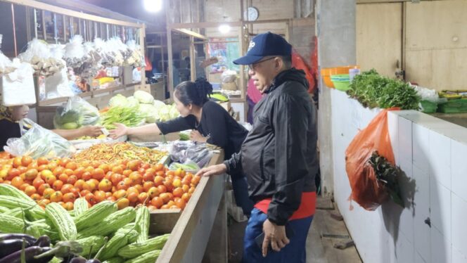 
					Foto: Pj. Bupati Penajam Paser Utara (PPU) saat terjun ke salah satu pasar yang ada di Kabupaten PPU (DOK. Istimewa)