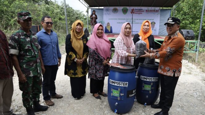 
					Foto: Penjabat (Pj) Bupati Penajam Paser Utara (PPU), Makmur Marbun launching program Kampung Iklim (Proklim) dan Bank Sampah di 15  desa dan kelurahan di wilayah kabupaten PPU Tahun 2024 yang dipusatkan di Desa Api-api, kecamatan Waru, kabupaten PPU. (DOK. Istimewa)