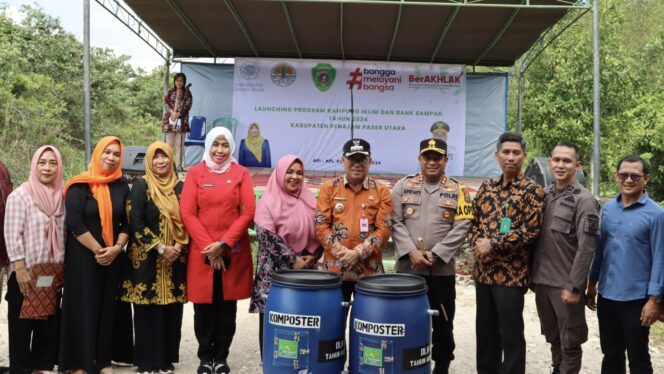 
					Foto: Pj. Bupati Penajam Paser Utara Makmur Marbun saat lounching Program PROKLIM di Kelurahan Waru. (DOK. Istimewa)