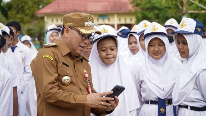 
					Foto: Pj. Bupati PPU Makmur Marbun saat mengikuti upacara di SMPN11 Desa Labangka Barat, kecamatan Babulu, kabupaten PPU. (DOK. Istimewa)