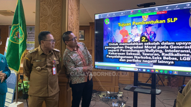 
					Foto: Pj. Bupati PPU Makmur Marbun saat meresmikan Sekolah Laboratorium Pancasila (SLP) di Kantor Bupati PPU. (DOK. CahayaBorneo.com)