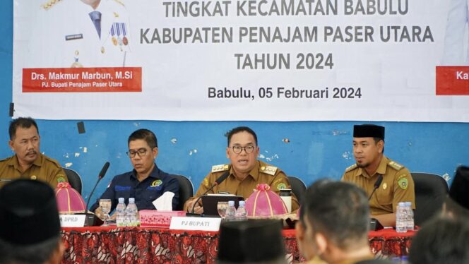 
					Foto: Pj. Bupati Makmur Marbun saat membuka secara resmi Musyawarah Rencana Pembangunan (Musrenbang) kecamatan Rencana Kerja Pemerintah Daerah (RKPD) kabupaten PPU Tahun 2025 di kecamatan Babulu, kabupaten PPU, Senin, (5/2/2024) (DOK. Istimewa)