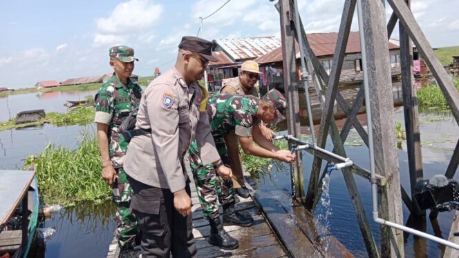 
					Foto: Komandan Kodim 1002/Hulu Sungai Tengah, Letkol Inf Fery Perbawa.S.Hub.Int.,M.Han melakukan peresmian pemanfaatan air bersih Program TNI AD Manunggal Air di Awang Landas Desa Sungai Buluh Kecamatan Labuan Amas Utara Kab.Hulu Sungai Tengah. (DOK. Istimewa)
