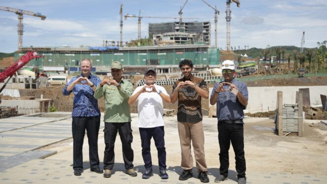 
					Foto: Menteri Perdagangan Republik Indonesia, Zulkifli Hasan, melakukan kunjungan ke sejumlah lokasi pembangunan Ibu Kota Nusantara guna meninjau perkembangan proyek strategis ini (5/2/2024). (DOK. Istimewa)