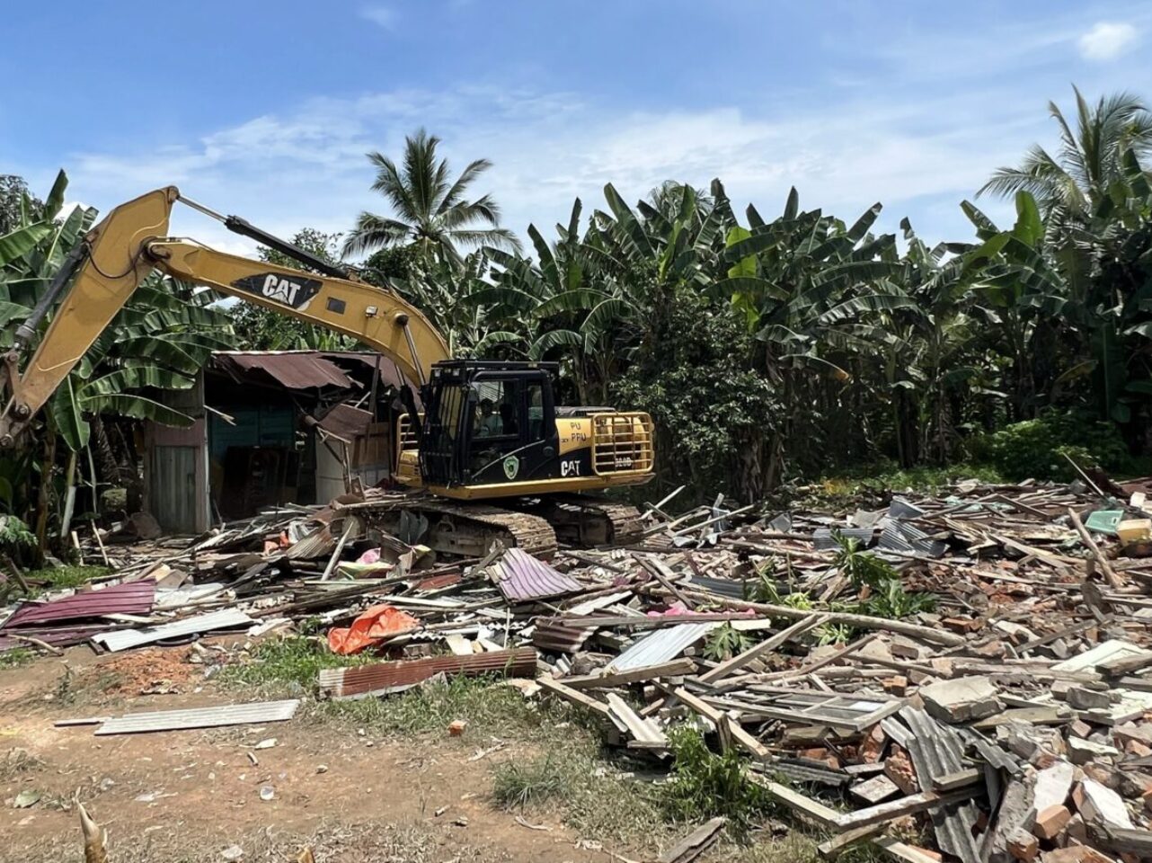 3 Bangunan Milik Keluarga Pelaku Pembunuhan Satu Keluarga di Babulu Dirobohkan