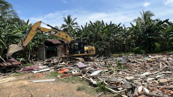 
					Foto: Suasaana alat berat sedang merobohkan tiga bangunan milik keluarga pelaku di Desa Babulu Laut, Kecamatan Babulu, Kabupaten Penajam Paser Utara (PPU). (DOK. Istimewa)