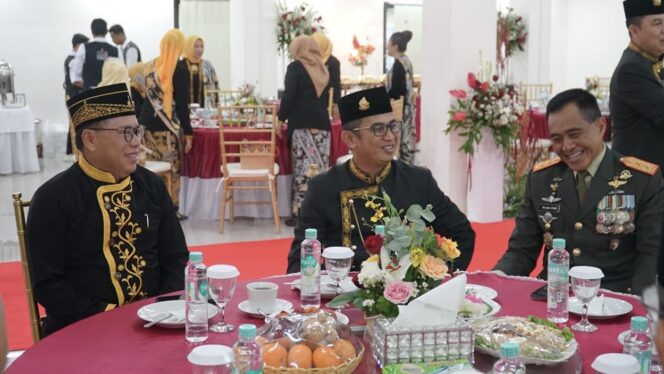 
					Foto: Penjabat (Pj) Bupati Penajam Paser Utara (PPU), Makmur Marbun menghadiri langsung pelaksanaan upacara peringatan hari jadi ke-127 Kota Balikpapan Tahun 2024, di BSCC Dome Balikpapan, Sabtu, (10/2/2024) pagi. (DOK. Istimewa)