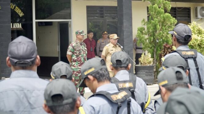 
					Foto: Makmur Marbun saat memimpin apel siaga kesiapan pemilu 2024 yang digelar di halaman Kantor Kapolsek, Kecamatan Sepaku, Selasa, (13/2/2024). (DOK. Istimewa)