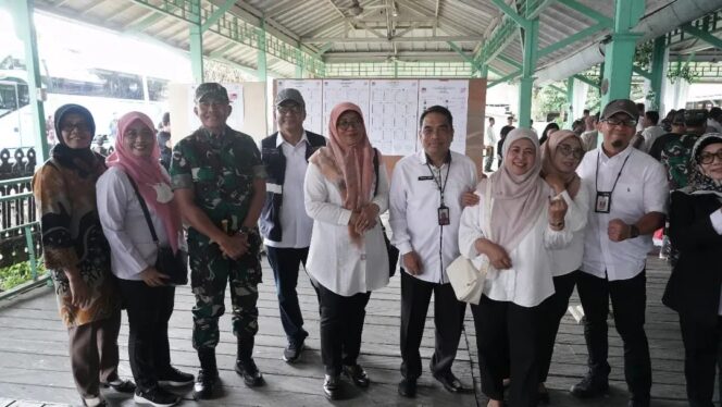 
					Foto: Forum Koordinasi Pimpinan Daerah (Forkopimda) Provinsi Kalimantan Timur melaksanakan tinjauan langsung ke TPS-TPS di mana warga Kalimantan Timur memberikan hak suaranya untuk kemajuan bangsa ini, Rabu, 14 Februari 2024. (DOK. Istimewa)